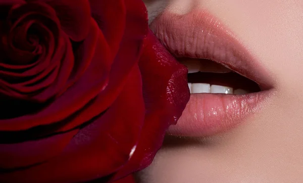 Sexy volle Lippen mit roter Rose. Lippenglanz und Frauenmund. Sinnliche Lippen. — Stockfoto