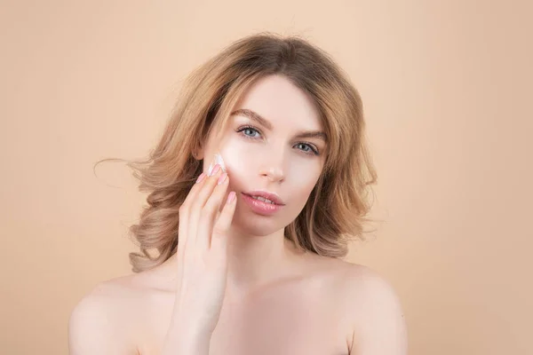 Gesichtsmaske, Wellness-Beauty-Behandlung, Hautpflege. Schöne junge Frau mit sauberer, perfekter Haut. Porträt eines Schönheitsmodells mit natürlichem Nackt-Make-up. Spa, Hautpflege und Wellness. — Stockfoto