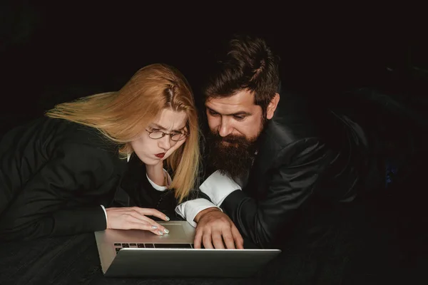 Empresários. Homens e mulheres de negócios de fato estão a discutir o trabalho. Chefe e secretária. Casal de jovens colegas de trabalho discutindo projeto sobre um laptop, equipe de empresários com computador. — Fotografia de Stock