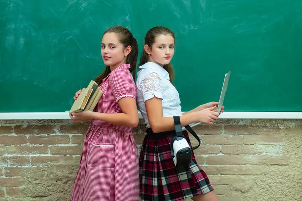 Jovens adolescentes em quadro-negro na escola. Retrato de uma adolescente estudante do sexo feminino. — Fotografia de Stock