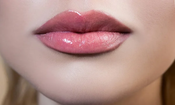 Sexy pralle Lippen. Großaufnahme des weiblichen Mundes. Perfektes natürliches LippenMake-up. Nahaufnahme eines Teils des schönen Frauengesichts. Vereinzelte Lippen. — Stockfoto