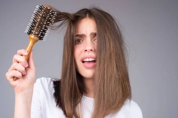 Zbliżenie wypadanie włosów, wypadanie włosów w szczotce do włosów, problem stresu kobiety z grzebieniem. — Zdjęcie stockowe