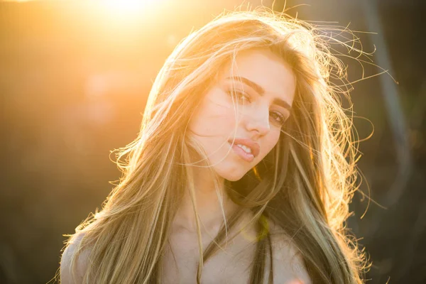 Hermosa joven posando al aire libre. Chica con estilo en traje casual de verano. Retrato femenino al aire libre. — Foto de Stock