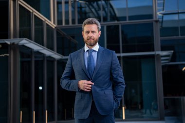 Kentsel iş adamı. Sıradan bir iş adamı ceketi giyiyor. Olgun bir iş adamının portresi..