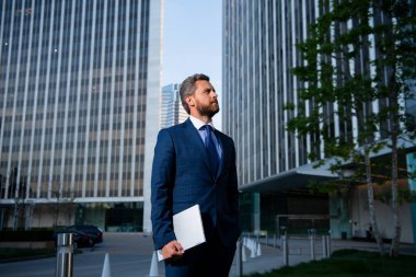 İş adamı yürüyor. Lüks bir açık uzay iş merkezinde yönetici. Dışarıda başarılı bir iş adamı..