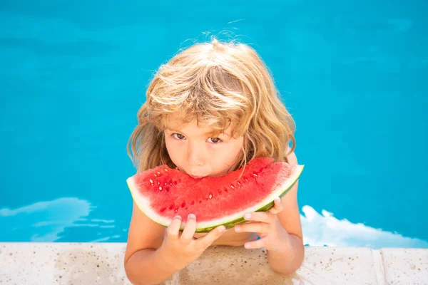 Criança come melancia perto da piscina. Miúdo com melancia. Crianças atividades de verão. — Fotografia de Stock