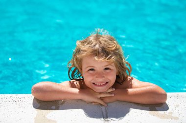 Çocuk yaz yüzme havuzunda rahatlar. Çocuk dışarıda oynuyor. Yaz tatili ve sağlıklı yaşam tarzı konsepti.