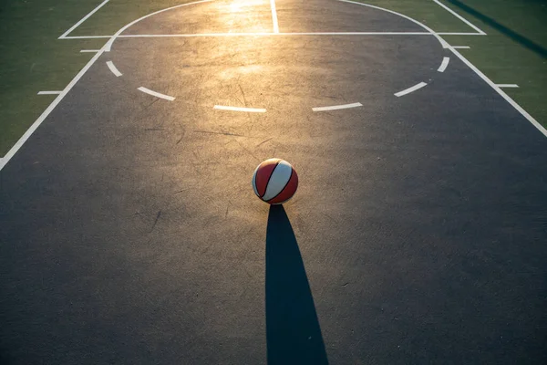 Basket på planen. Basket som sport- och fitnesssymbol för lagets fritidsaktiviteter. — Stockfoto