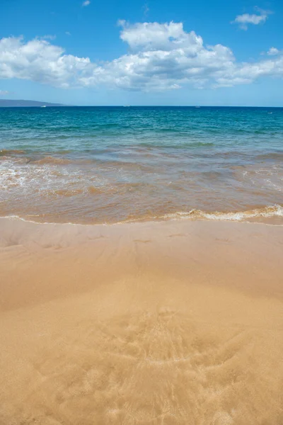 Blue ocean wave on sandy beach. Beach in sunset summer time. Beach landscape. Tropical seascape, calmness, tranquil relaxing sunlight. — Stock Photo, Image