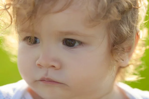 Cara de criança engraçada de perto. Crianças bebê retrato sério. — Fotografia de Stock