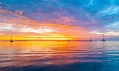 Deniz sahili, gün batımı gökyüzü soyut arkaplanı. Yaz tatili ve seyahat kavramını kopyala.