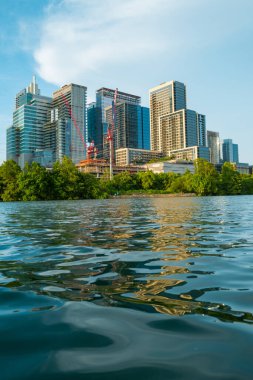 İnanılmaz dramatik Austin Texas Günbatımı Ayna Şehri Yansıması Colorado Nehri 'ne yansıyan renkli bulut.