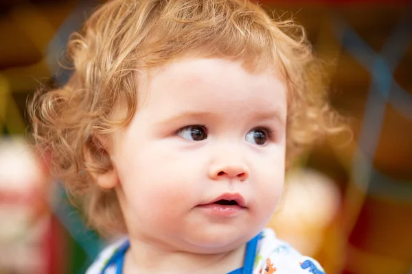 Πυροβολισμός στο κεφάλι του μωρού. Παιδικό πρόσωπο, μικρό αγόρι πορτρέτο. — Φωτογραφία Αρχείου
