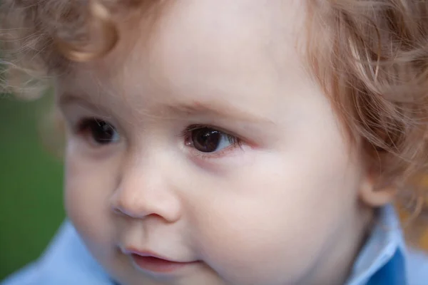 Retrato infantil caucasiano de perto. Crianças bebê macro face. — Fotografia de Stock