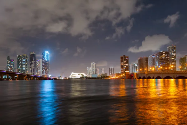 Ciudad de Miami horizonte nocturno. Paisaje urbano de Miami de noche. —  Fotos de Stock