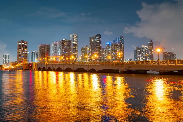 Ciudad de Miami Florida, panorama al atardecer con edificios comerciales y residenciales y puente en la bahía de Biscayne. Vista nocturna del horizonte. —  Fotos de Stock