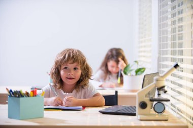 Öğrenciler ders sırasında ödev matematiği, eğitim konsepti, sevimli bir okul öğrencisi. Birinci sınıflar.