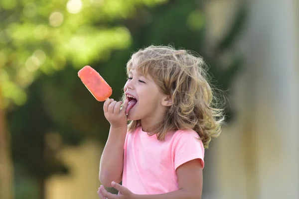 Ritratto di un piccolo ragazzo biondo che mangia gelato. Faccia da bambini carini. Bambino emotivo positivo. — Foto Stock