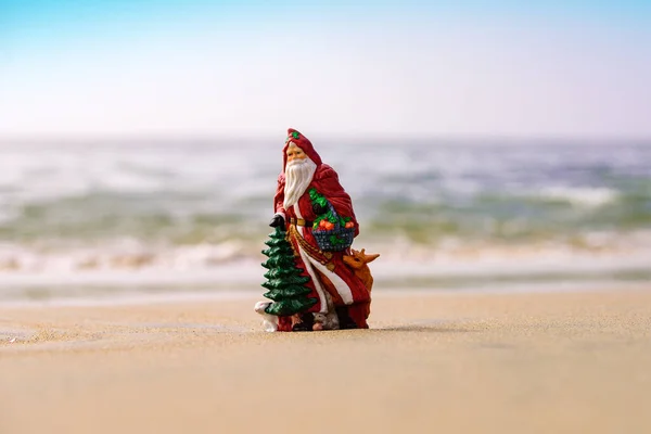 Santa on sea beach. Christmas and vacation design. — Stock Photo, Image