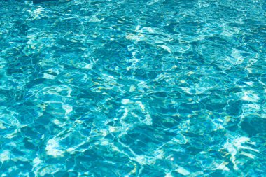 Soyut dalgalanma dalgası ve yüzme havuzunda berrak turkuaz su yüzeyi, arka plan ve soyut tasarım için mavi su dalgası.