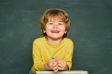 Okula ve mutlu zamanlara. Okul çocuğu ya da anaokulu öğrencisi. Eğitim ve okuma kavramı. Çocuk okulu.