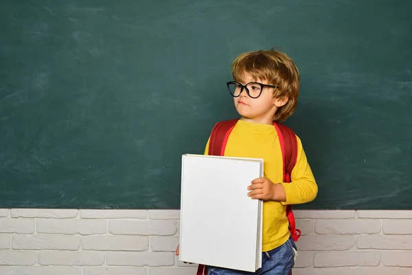 Retourner à l'école, éducation des enfants concet. Des écoliers se font intimider à l'école. Intimidation scolaire. — Photo