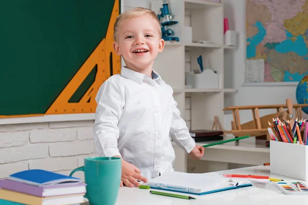 Individual teaching. Cute little preschool kid boy with teacher study in a classroom. Educational process. — Stock Photo, Image