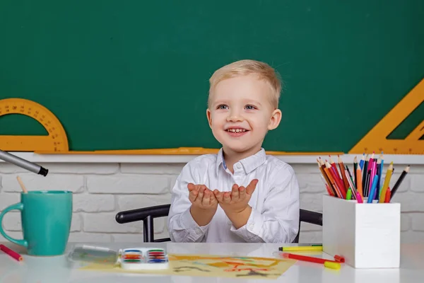 Kinderen maken zich klaar voor school. Vriendelijk kind in de klas vlakbij schoolbord bureau. Individueel onderwijs. — Stockfoto