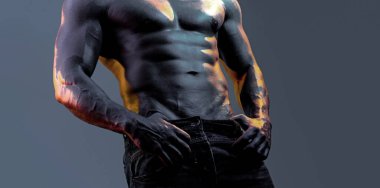 Çıplak gövdeli bir adam. Kaslı adam, neon rengi mavi arka plan üzerinde dambıl ile egzersiz yapıyor..