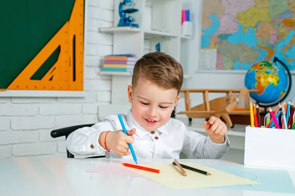 Back to school and happy kids time. Elementary school learning and child concept. Kid is learning in class on background of blackboard. — Stock Photo, Image
