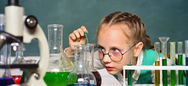 De volta à escola e à escola em casa. Conceito de ciência e educação. Cientista feliz a fazer experiências com tubo de ensaio. Portrair de perto. — Fotografia de Stock