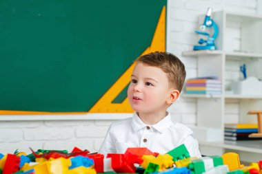 Erken gelişim, anaokulu. İlkokul çocuğu. Çevrimiçi ev okulu dersleri. Çocuk eğitimi kavramı.