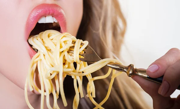 Närbild sexiga läppar med nudlar pasta. Kvinnlig mun äter spaghetti. — Stockfoto