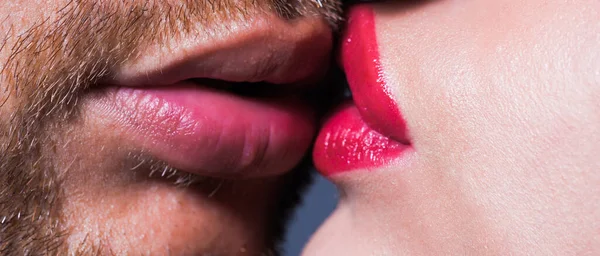 Casal sensual a beijar lábios. Jovens amantes beijo. — Fotografia de Stock