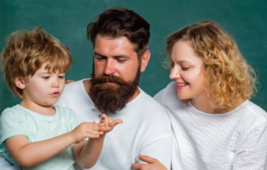 Okula ve evde eğitim görmeye. Ebeveynlik eğitimi matematik konsepti. Ebeveyn çocuğunu okula götürüyor. Okul ailesi. Okul kavramı.