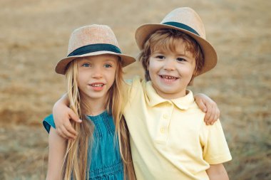 Çocuklar sonbaharda dışarıda eğlenirler. Mutlu şirin çocuğun yaz portresi. Mutlu çocukluk oynayan çocuk. Aşk konsepti. Meleksi karaktere sahip çocuk.