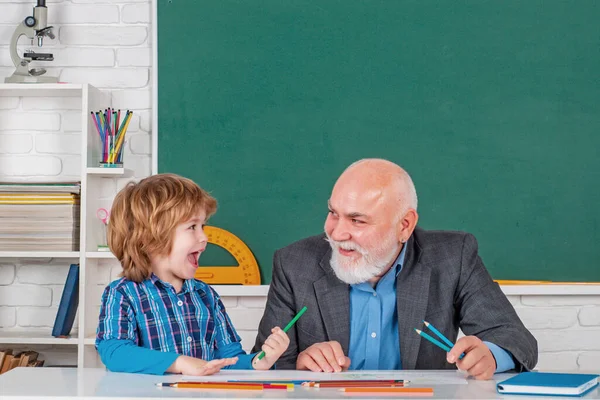 Insegnante con allievo della scuola elementare maschile con problema. Concetto di educazione scientifica. — Foto Stock