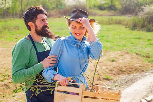 Agricultura de jardinería y concepto de personas. Preciosa pareja día de primavera. — Foto de Stock