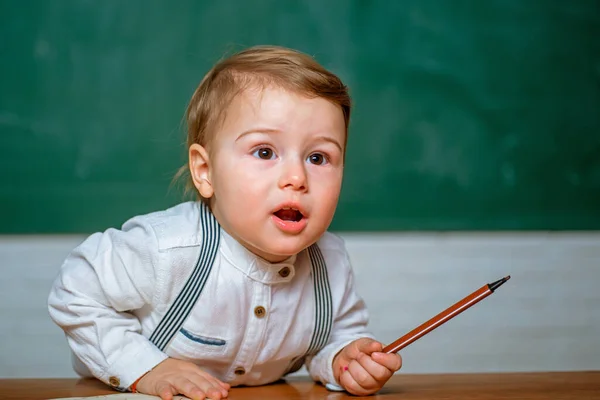 学校の授業では幼稚園。家庭科。子供は学校に行く準備ができている。かわいい未就学児の男の子は教室で勉強します。小学校・教育. — ストック写真