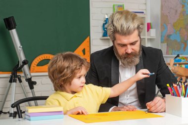 Eğitimsel süreç. İlkokul öğretmenliği. Okul çocukları. Okul ortaklığı modelleri. Öğretmen ve öğrenci. Eğitim ve okuma kavramı.