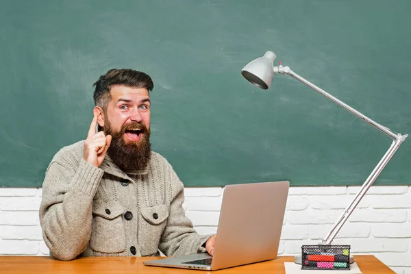 Estudiante sentado en la mesa y escribiendo en el cuaderno. Estudiantes preparándose para exámenes universitarios. De vuelta a la escuela. Regreso a la escuela y concepto de educación. —  Fotos de Stock