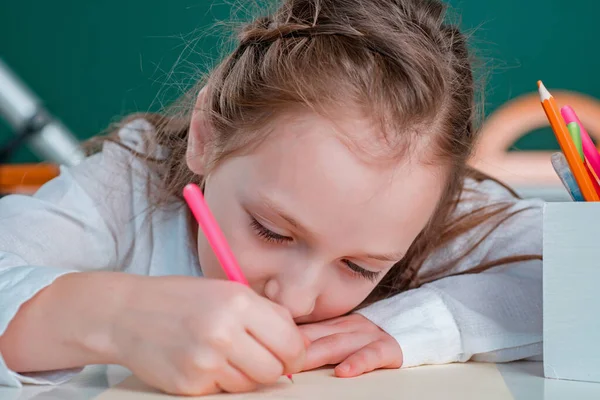 Крупним планом. Дитяча дівчинка малює фотографію на уроках. Вперше в школі . — стокове фото