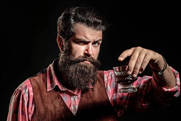 Eleganter und stilvoller Mann in klassischer Kleidung mit Glas und Whiskey in der Hand. — Stockfoto