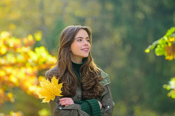 Menina bonita em roupas de moda elegante no outono Park. Mulher bonita ao ar livre no dia ensolarado. — Fotografia de Stock