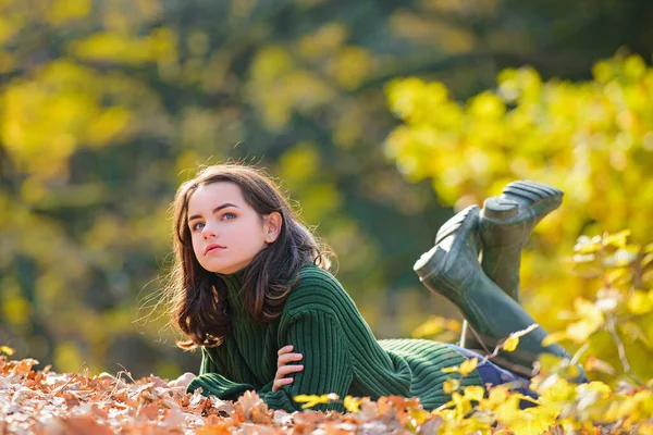 Tienermeisje in herfstblad, schoonheidsportret. Jonge tiener in een romantische herfst landschap. — Stockfoto
