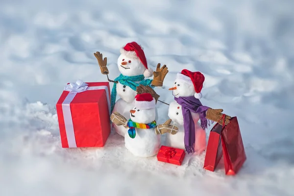 Lindo muñeco de nieve al aire libre. Feliz invierno familia muñeco de nieve. Madre de la nieve-mujer, el padre de la nieve-hombre y el niño desea feliz Navidad y Feliz Año Nuevo. —  Fotos de Stock