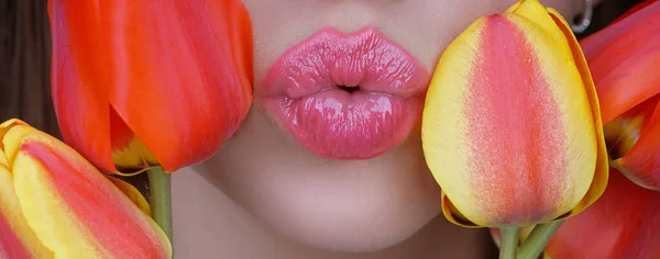 Vrouw met tulpen kussen. Sensuele lippen. Zoenen. 8 maart Vrouwendag. — Stockfoto