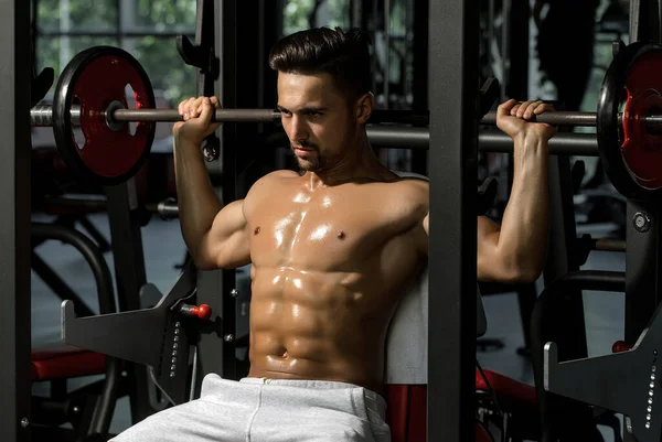 Hombre musculoso con barra — Foto de Stock