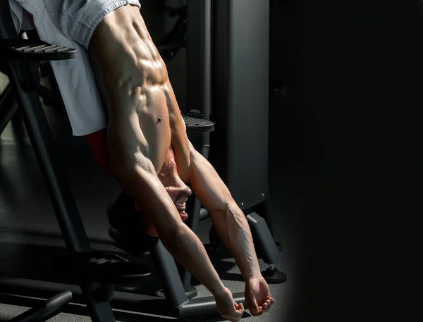 Muscular man training in gym — Stock Photo, Image