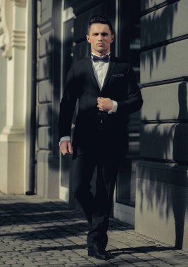 Takım elbiseli genç adam.